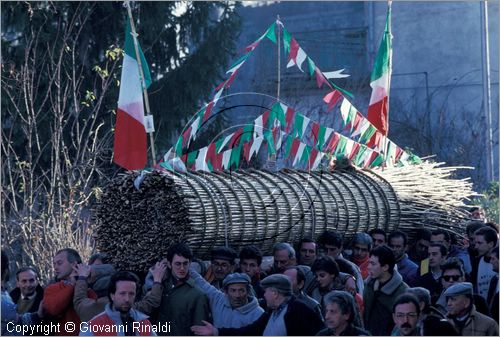 ITALY
FARA FILIORUM PETRI (CH)
Le Farchie (16-17 gennaio - Sant'Antonio Abate)
trasporto delle farchie dalle contrade al paese