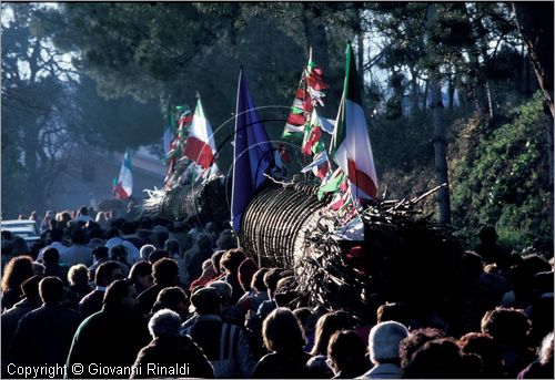 ITALY
FARA FILIORUM PETRI (CH)
Le Farchie (16-17 gennaio - Sant'Antonio Abate)
trasporto delle farchie dalle contrade al paese