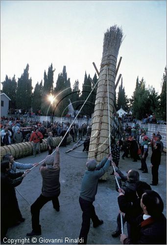 ITALY
FARA FILIORUM PETRI (CH)
Le Farchie (16-17 gennaio - Sant'Antonio Abate)
Erezione delle farchie nel piazzale davanti alla chiesa di Sant'Antonio