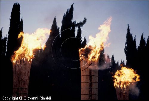 ITALY
FARA FILIORUM PETRI (CH)
Le Farchie (16-17 gennaio - Sant'Antonio Abate)
le farchie hanno preso fuoco e devono bruciare lentamente dall'alto verso il basso e durare tutta la notte