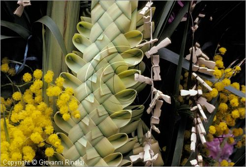 ITALY - GANGI (PA)
Festa delle Palme (domenica delle palme)
particolare delle palme intrecciate con le mimose e le "crocette" appese