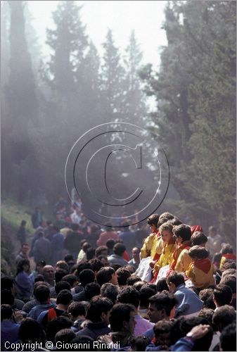 ITALY - GUBBIO (PG)
Festa della Corsa dei Ceri (15 maggio)
la prima domenica di maggio la discesa dei ceri dal santuario di Sant'Ubaldo verso la citt con i bambini sopra