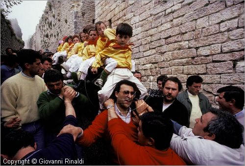 ITALY - GUBBIO (PG)
Festa della Corsa dei Ceri (15 maggio)
la prima domenica di maggio la discesa dei ceri dal santuario di Sant'Ubaldo verso la citt con i bambini sopra