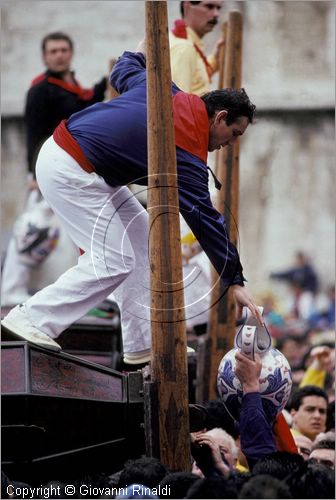 ITALY - GUBBIO (PG)
Festa della Corsa dei Ceri (15 maggio)
i ceri nella piazza della Signoria per l'alzata