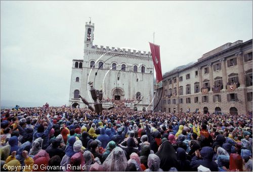 ITALY - GUBBIO (PG)
Festa della Corsa dei Ceri (15 maggio)
i ceri nella piazza della Signoria per l'alzata