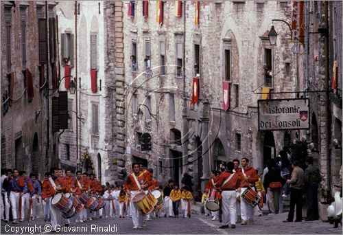 ITALY - GUBBIO (PG)
Festa della Corsa dei Ceri (15 maggio)
la mattina presto i tamburini danno la sveglia ai ceraioli