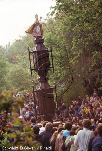 ITALY - GUBBIO (PG)
Festa della Corsa dei Ceri (15 maggio)
ascesa al monte dove  il Santuario di Sant'Ubaldo