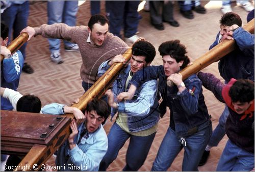 ITALY - GUBBIO (PG)
Festa della Corsa dei Ceri (15 maggio)
la prima domenica di maggio i ceri scendono in citt dal santuario. In piazza della Signoria le prime corse prima di entrare nel palazzo