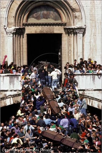 ITALY - GUBBIO (PG)
Festa della Corsa dei Ceri (15 maggio)
la prima domenica di maggio i ceri scendono in citt dal santuario. In piazza della Signoria le prime corse prima di entrare nel palazzo