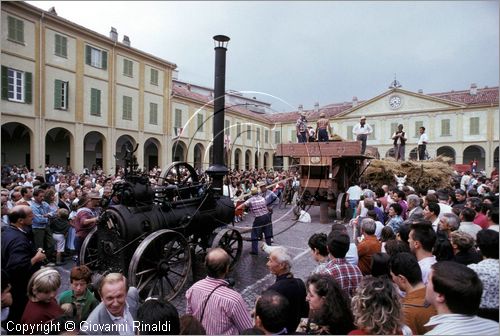 ITALY - IVREA (TO) - "I mestieri della memoria" - (terzo fine settimana di Settembre) , rievocazione degli antichi mestieri per le vie del centro storico.
trebbiatura con antica locomobile