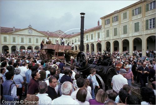 ITALY - IVREA (TO) - "I mestieri della memoria" - (terzo fine settimana di Settembre) , rievocazione degli antichi mestieri per le vie del centro storico.
trebbiatura con antica locomobile