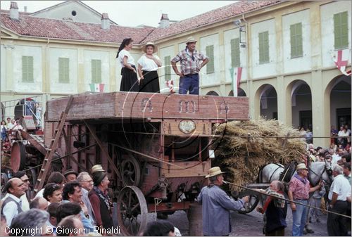 ITALY - IVREA (TO) - "I mestieri della memoria" - (terzo fine settimana di Settembre) , rievocazione degli antichi mestieri per le vie del centro storico.
trebbiatura con antica locomobile