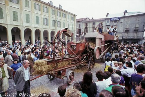 ITALY - IVREA (TO) - "I mestieri della memoria" - (terzo fine settimana di Settembre) , rievocazione degli antichi mestieri per le vie del centro storico.
trebbiatura con antica locomobile