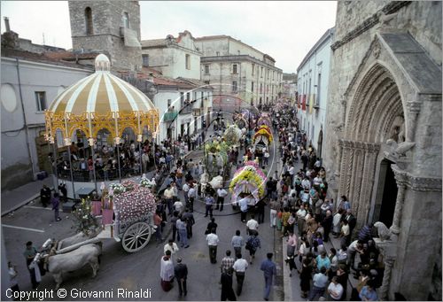 ITALY - LARINO (CB)
Sagra di San Pardo "Carrese" (25-27 maggio)
sfilata di carri addobbati con fiori di carta colorata.
La carrese ricorda un episodio dell842, quando i Larinesi riuscirono ad impossessarsi delle reliquie di San Pardo.