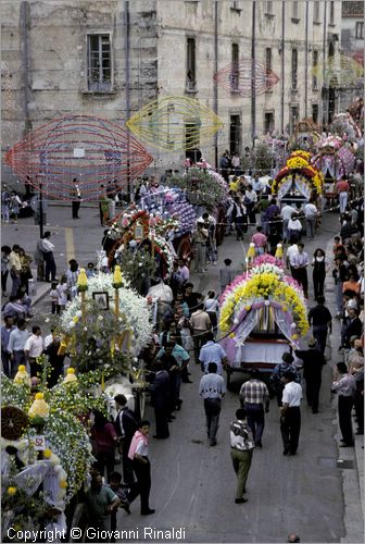 ITALY - LARINO (CB)
Sagra di San Pardo "Carrese" (25-27 maggio)
sfilata di carri addobbati con fiori di carta colorata.
La carrese ricorda un episodio dell842, quando i Larinesi riuscirono ad impossessarsi delle reliquie di San Pardo.