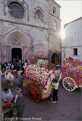 ITALY - LARINO (CB)
Sagra di San Pardo "Carrese" (25-27 maggio)
sfilata di carri addobbati con fiori di carta colorata.
La carrese ricorda un episodio dell842, quando i Larinesi riuscirono ad impossessarsi delle reliquie di San Pardo.