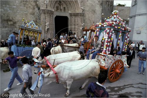 ITALY - LARINO (CB)
Sagra di San Pardo "Carrese" (25-27 maggio)
sfilata di carri addobbati con fiori di carta colorata.
La carrese ricorda un episodio dell842, quando i Larinesi riuscirono ad impossessarsi delle reliquie di San Pardo.