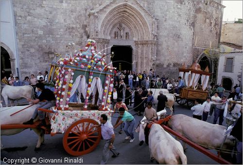 ITALY - LARINO (CB)
Sagra di San Pardo "Carrese" (25-27 maggio)
sfilata di carri addobbati con fiori di carta colorata.
La carrese ricorda un episodio dell842, quando i Larinesi riuscirono ad impossessarsi delle reliquie di San Pardo.