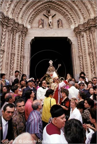 ITALY - LARINO (CB)
Sagra di San Pardo "Carrese" (25-27 maggio)
sfilata di carri addobbati con fiori di carta colorata.
La carrese ricorda un episodio dell842, quando i Larinesi riuscirono ad impossessarsi delle reliquie di San Pardo.