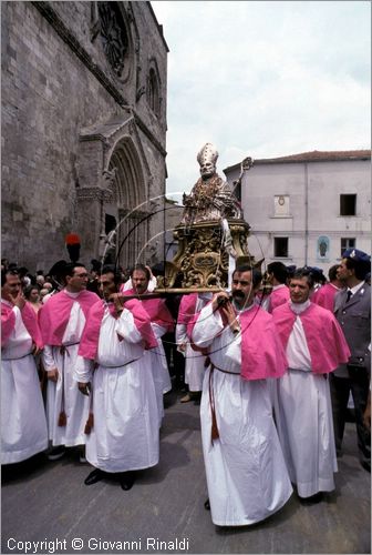 ITALY - LARINO (CB)
Sagra di San Pardo "Carrese" (25-27 maggio)
sfilata di carri addobbati con fiori di carta colorata.
La carrese ricorda un episodio dell842, quando i Larinesi riuscirono ad impossessarsi delle reliquie di San Pardo.