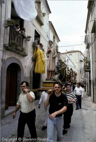 ITALY - LARINO (CB)
Sagra di San Pardo "Carrese" (25-27 maggio)
sfilata di carri addobbati con fiori di carta colorata.
La carrese ricorda un episodio dell842, quando i Larinesi riuscirono ad impossessarsi delle reliquie di San Pardo.