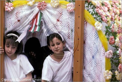 ITALY - LARINO (CB)
Sagra di San Pardo "Carrese" (25-27 maggio)
sfilata di carri addobbati con fiori di carta colorata.
La carrese ricorda un episodio dell842, quando i Larinesi riuscirono ad impossessarsi delle reliquie di San Pardo.