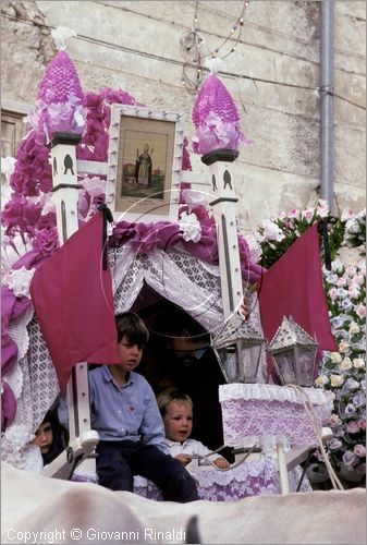 ITALY - LARINO (CB)
Sagra di San Pardo "Carrese" (25-27 maggio)
sfilata di carri addobbati con fiori di carta colorata.
La carrese ricorda un episodio dell842, quando i Larinesi riuscirono ad impossessarsi delle reliquie di San Pardo.