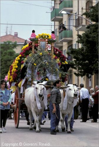 ITALY - LARINO (CB)
Sagra di San Pardo "Carrese" (25-27 maggio)
sfilata di carri addobbati con fiori di carta colorata.
La carrese ricorda un episodio dell842, quando i Larinesi riuscirono ad impossessarsi delle reliquie di San Pardo.