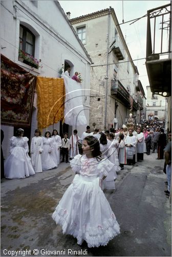 ITALY - LARINO (CB)
Sagra di San Pardo "Carrese" (25-27 maggio)
sfilata di carri addobbati con fiori di carta colorata.
La carrese ricorda un episodio dell842, quando i Larinesi riuscirono ad impossessarsi delle reliquie di San Pardo.