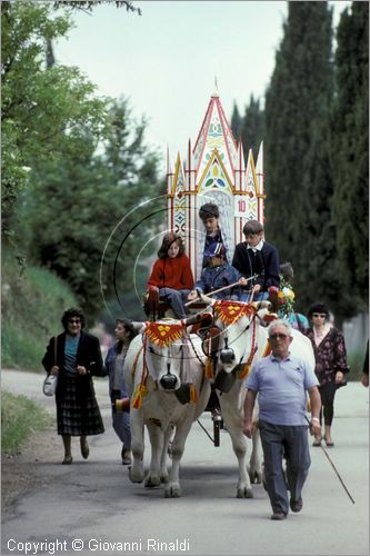 ITALY - LARINO (CB)
Sagra di San Pardo "Carrese" (25-27 maggio)
sfilata di carri addobbati con fiori di carta colorata.
La carrese ricorda un episodio dell842, quando i Larinesi riuscirono ad impossessarsi delle reliquie di San Pardo.