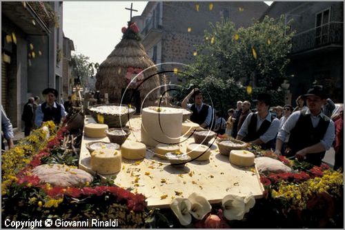 ITALY - MARTA (VT)
Festa della Madonna del Monte (14 maggio)
la festa celebra la fertilit della terra. Le antiche corporazioni
(Casenghi, Bifolchi, Villani e Pescatori) sfilano con i carri allegorici (le "Fontane") per le vie del paese e raggiungono il santuario della Madonna del Monte