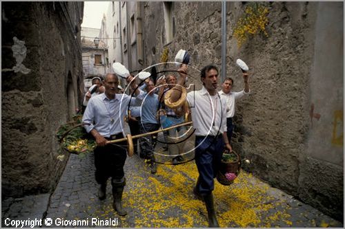 ITALY - MARTA (VT)
Festa della Madonna del Monte (14 maggio)
la festa celebra la fertilit della terra. Le antiche corporazioni
(Casenghi, Bifolchi, Villani e Pescatori) sfilano con i carri allegorici (le "Fontane") per le vie del paese e raggiungono il santuario della Madonna del Monte