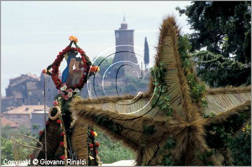 ITALY - MARTA (VT)
Festa della Madonna del Monte (14 maggio)
la festa celebra la fertilit della terra. Le antiche corporazioni
(Casenghi, Bifolchi, Villani e Pescatori) sfilano con i carri allegorici (le "Fontane") per le vie del paese e raggiungono il santuario della Madonna del Monte