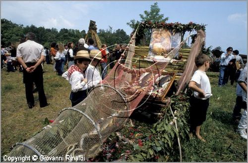 ITALY - MARTA (VT)
Festa della Madonna del Monte (14 maggio)
la festa celebra la fertilit della terra. Le antiche corporazioni
(Casenghi, Bifolchi, Villani e Pescatori) sfilano con i carri allegorici (le "Fontane") per le vie del paese e raggiungono il santuario della Madonna del Monte