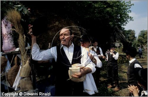 ITALY - MARTA (VT)
Festa della Madonna del Monte (14 maggio)
la festa celebra la fertilit della terra. Le antiche corporazioni
(Casenghi, Bifolchi, Villani e Pescatori) sfilano con i carri allegorici (le "Fontane") per le vie del paese e raggiungono il santuario della Madonna del Monte