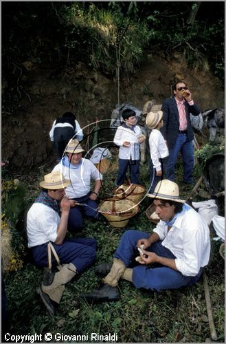 ITALY - MARTA (VT)
Festa della Madonna del Monte (14 maggio)
la festa celebra la fertilit della terra. Le antiche corporazioni
(Casenghi, Bifolchi, Villani e Pescatori) sfilano con i carri allegorici (le "Fontane") per le vie del paese e raggiungono il santuario della Madonna del Monte