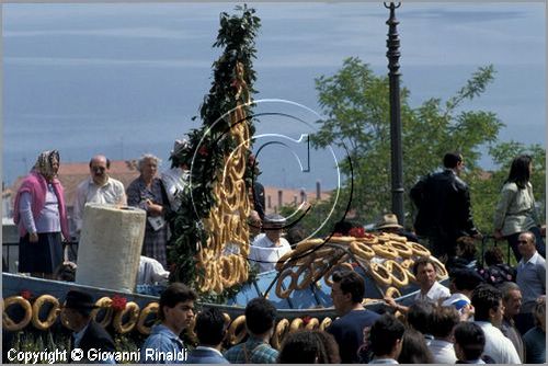 ITALY - MARTA (VT)
Festa della Madonna del Monte (14 maggio)
la festa celebra la fertilit della terra. Le antiche corporazioni
(Casenghi, Bifolchi, Villani e Pescatori) sfilano con i carri allegorici (le "Fontane") per le vie del paese e raggiungono il santuario della Madonna del Monte