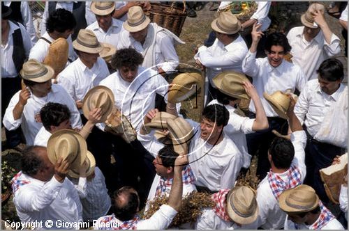 ITALY - MARTA (VT)
Festa della Madonna del Monte (14 maggio)
la festa celebra la fertilit della terra. Le antiche corporazioni
(Casenghi, Bifolchi, Villani e Pescatori) sfilano con i carri allegorici (le "Fontane") per le vie del paese e raggiungono il santuario della Madonna del Monte