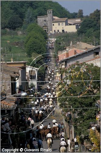 ITALY - MARTA (VT)
Festa della Madonna del Monte (14 maggio)
la festa celebra la fertilit della terra. Le antiche corporazioni
(Casenghi, Bifolchi, Villani e Pescatori) sfilano con i carri allegorici (le "Fontane") per le vie del paese e raggiungono il santuario della Madonna del Monte