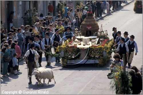 ITALY - MARTA (VT)
Festa della Madonna del Monte (14 maggio)
la festa celebra la fertilit della terra. Le antiche corporazioni
(Casenghi, Bifolchi, Villani e Pescatori) sfilano con i carri allegorici (le "Fontane") per le vie del paese e raggiungono il santuario della Madonna del Monte