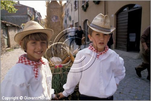 ITALY - MARTA (VT)
Festa della Madonna del Monte (14 maggio)
la festa celebra la fertilit della terra. Le antiche corporazioni
(Casenghi, Bifolchi, Villani e Pescatori) sfilano con i carri allegorici (le "Fontane") per le vie del paese e raggiungono il santuario della Madonna del Monte