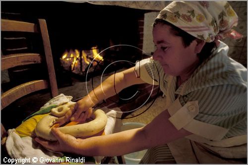 ITALY - MARTA (VT)
Festa della Madonna del Monte (14 maggio)
la festa celebra la fertilit della terra. Le antiche corporazioni
(Casenghi, Bifolchi, Villani e Pescatori) sfilano con i carri allegorici (le "Fontane") per le vie del paese e raggiungono il santuario della Madonna del Monte