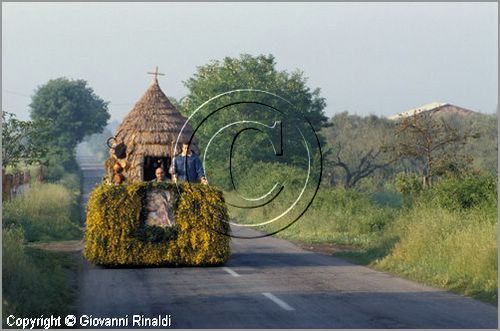 ITALY - MARTA (VT)
Festa della Madonna del Monte (14 maggio)
la festa celebra la fertilit della terra. Le antiche corporazioni
(Casenghi, Bifolchi, Villani e Pescatori) sfilano con i carri allegorici (le "Fontane") per le vie del paese e raggiungono il santuario della Madonna del Monte