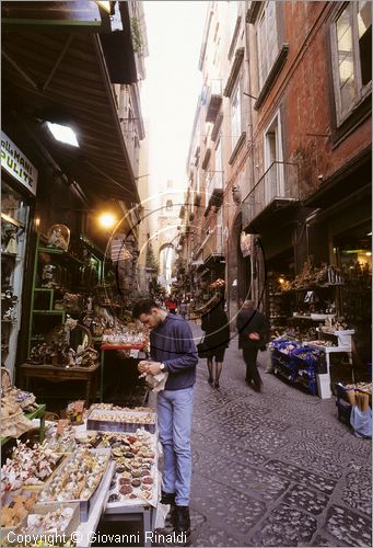 ITALY - NAPOLI - Via di San Gregorio Armeno con gli artigiani che vendono i presepi durante il natale