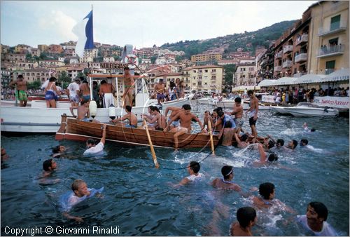 ITALY - PORTO SANTO STEFANO (GR)
Palio Marinaro dei 4 rioni (15 agosto)
i tifosi in festa sulla barca vincitrice