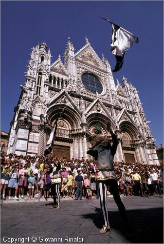 ITALY - SIENA
Il Palio (2 luglio e 16 agosto)
Corteo Storico, Alfiere della Lupa sbandiera davanti al Duomo