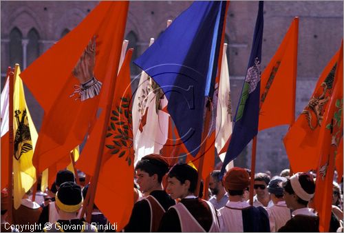 ITALY - SIENA
Il Palio (2 luglio e 16 agosto)
Corteo Storico in piazza Duomo, 67 Vessilliferi recanti le insegne delle citt dell'Antico Stato Senese