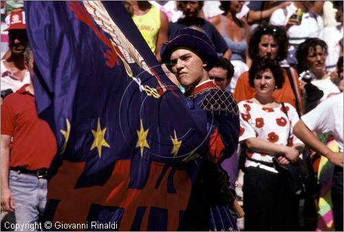 ITALY - SIENA
Il Palio (2 luglio e 16 agosto)
Corteo Storico in Piazza Salimbeni, Alfieri del Nicchio rende omaggio con una sbandierata alle istituzioni economiche (Monte del Paschi di Siena)