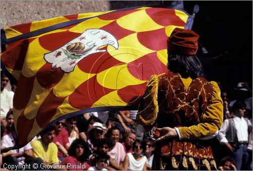 ITALY - SIENA
Il Palio (2 luglio e 16 agosto)
Corteo Storico in Piazza Salimbeni, Alfieri della Chiocciola rende omaggio con una sbandierata alle istituzioni economiche (Monte del Paschi di Siena)