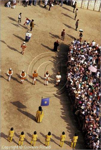 ITALY - SIENA
Il Palio (2 luglio e 16 agosto)
Corteo Storico nel Campo alla Curva di San Martino, passano i rappresentanti delle Arti di ciascuna Contrada